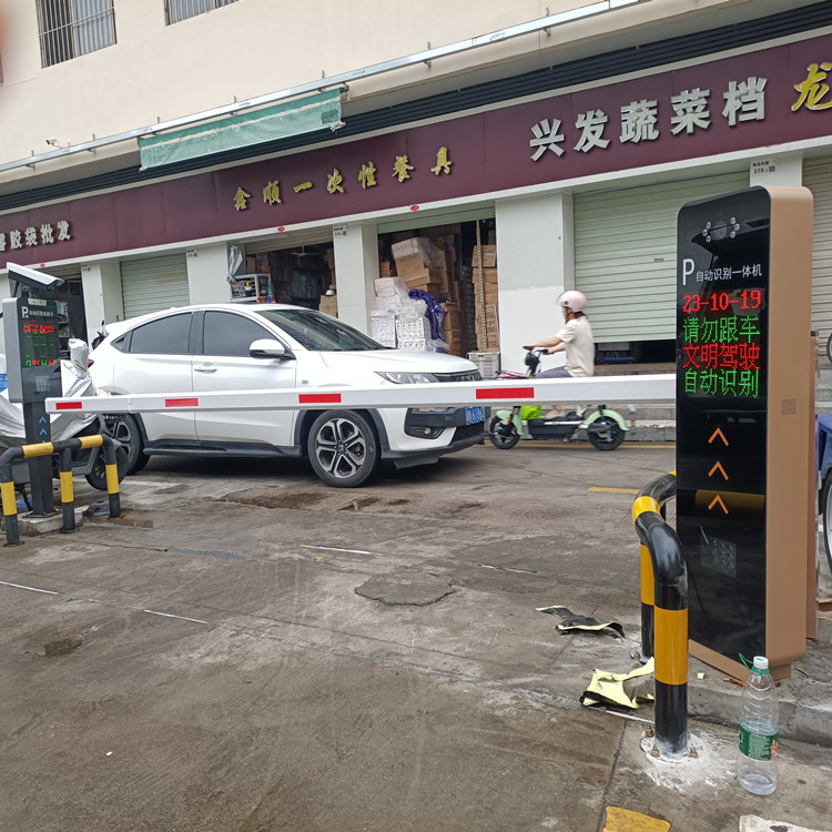深圳龙华区民治菜市场安装车牌识别系统